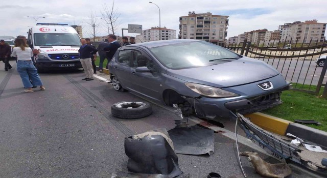 Tırın sıkıştırdığı otomobil orta refüje çıktı: 3ü çocuk 4 yaralı