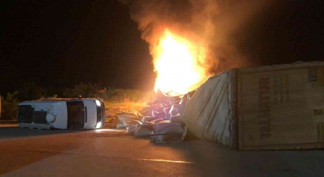 Tokatta 4 aracı biçerek devrilen tır alev aldı