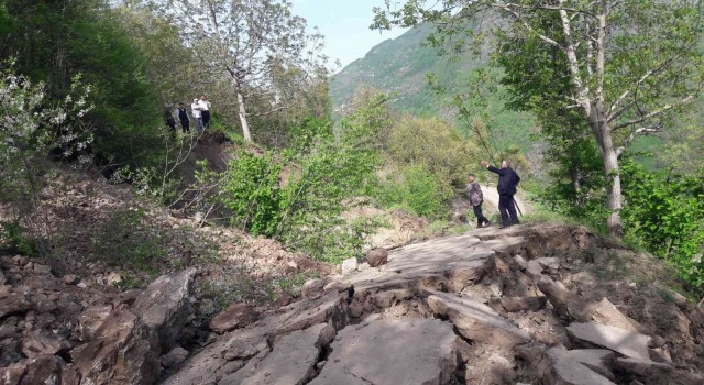 Tokatta eriyen kar suları heyelana neden oldu