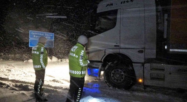 Tokatta Nisan ayında kar yağışı ulaşımda aksamalara neden oldu