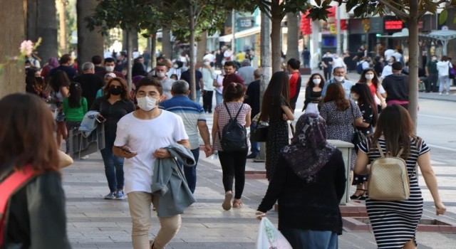 Toplu taşıma araçları ile sağlık kuruluşlarında maske zorunluluğu devam edecek