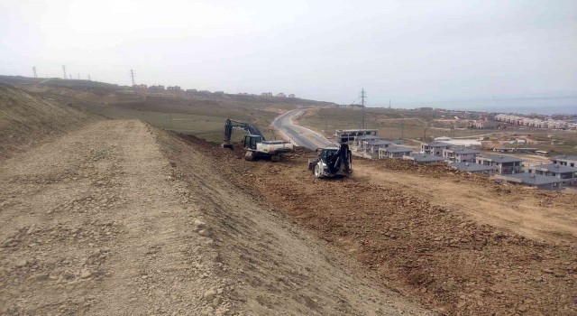 Toprak kayması olan yolda çalışmalar devam ediyor