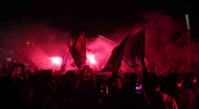 Trabzonsporlu taraftarların Taksimde şampiyonluk coşkusu