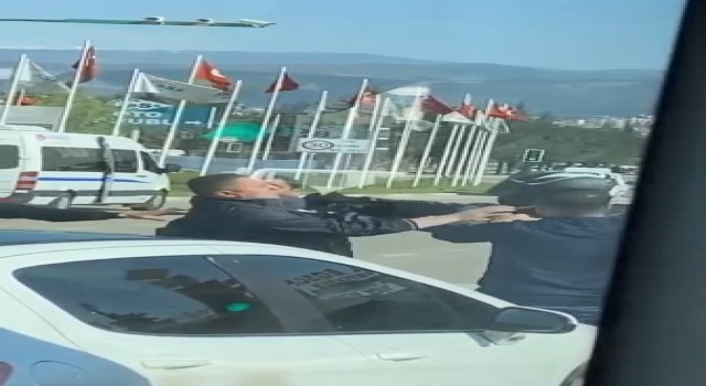 Trafikte yumruk yumruğa yol verme kavgası