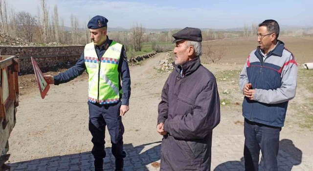 Traktör sürücülerine reflektör dağıtımı yapıldı