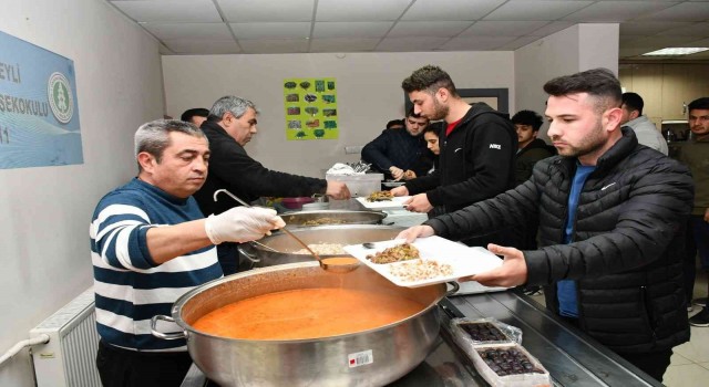 Tufanbeylide üniversite öğrencileri Başkan Ergü ile iftarlarını açtı