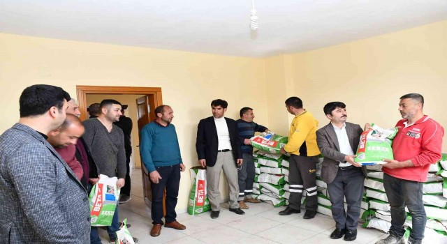 Tufanbeylide üreticilere bakliyat tohumu dağıtıldı