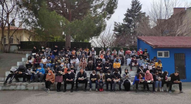Tüm ilçe aynı anda kitap okudu