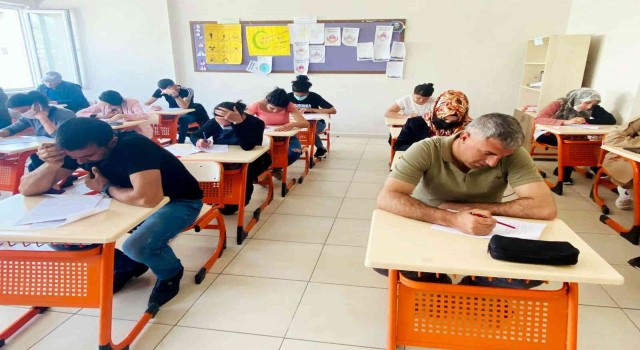 Tuncelide kitap okuma yarışmasına katılan veliler sınava girdi