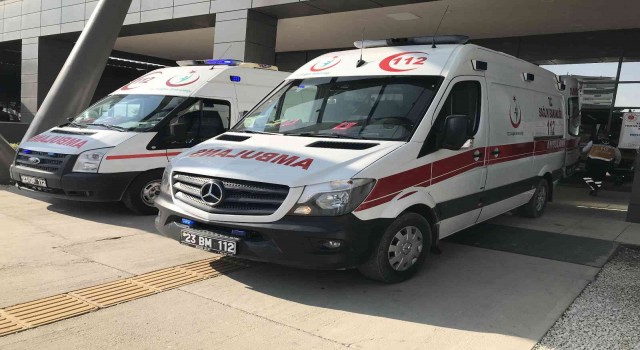 Tuncelide otomobil şarampole yuvarlandı: 3 yaralı