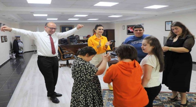 Turgutlu Belediye Başkanı Çetin Akın, özel çocuklarla dans etti