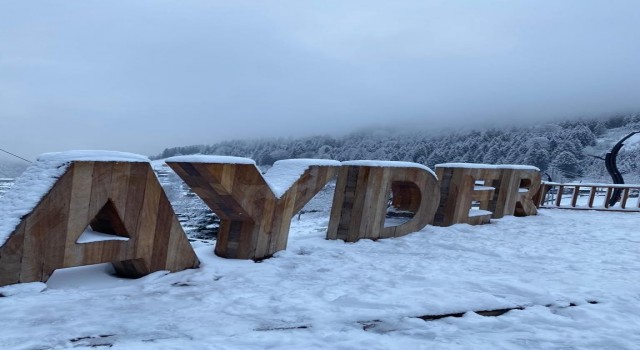 Turizm merkezi Ayderden Nisan ayında kar manzaraları