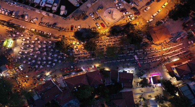 Turizm merkezi Kaşta 4 bin kişi iftarda buluştu