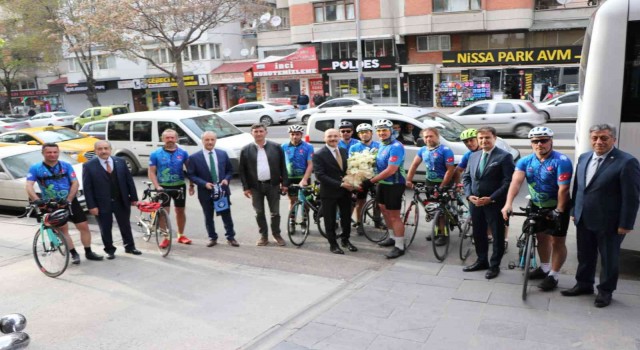 Türk Eğitim-Senli eğitimciler, “Kurtuluştan Kuruluşa Atamızın İzinde” temasıyla Ankaraya pedal çevirdi