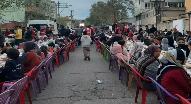 Türk Kızılayından mahalleye iftar yemeği