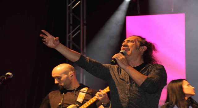Türk Polis teşkilatının 177. yıldönümünde ünlü sanatçı Kıraç Batmanda konser verdi