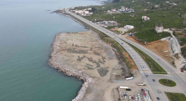 Türkiyenin en büyük balıkçı barınağında çalışmalar sürüyor
