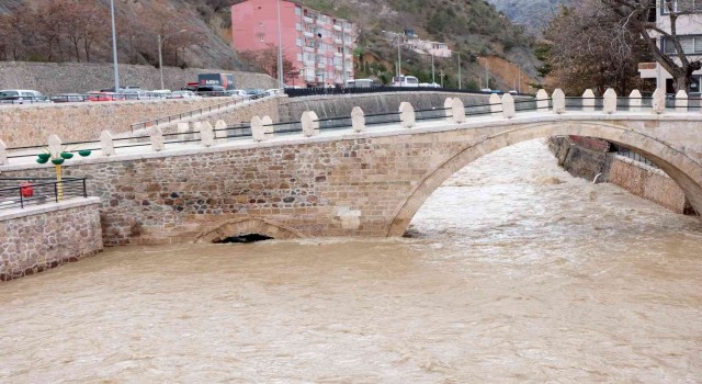 Türkiyenin en hızlı akan çayında artan su seviyesi korkutuyor