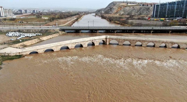 Türkiyenin en uzun nehri eriyen karlarla coştu