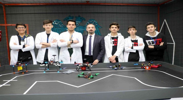 Türkiyenin gururu oldular, Türk lisesi Avrupa ülkesinde İHA dersi verecek