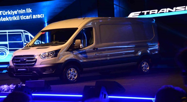 Türkiyenin ilk elektrikli ticari aracı hattan indirildi