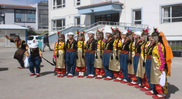 Türkiyeye 3uncüsü olan Halk oyunları ekibi ödüllendirildi