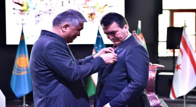 TÜRKSOYdan Dündara Onur Madalyası