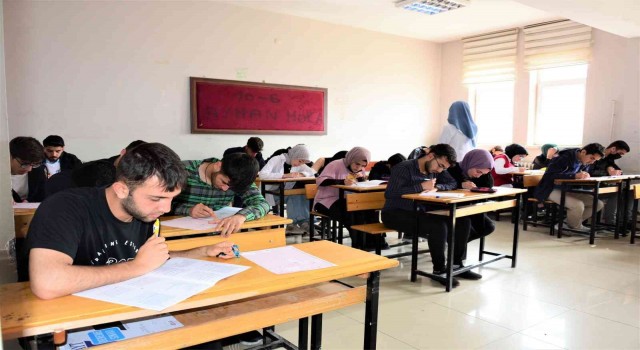 Tuşba Belediyesinden 2 bin 400 öğrenciye TYT deneme sınavı