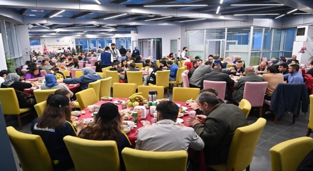 Tuzlada 30 yıllık gelenek: Yetim ve öksüz çocuklar aynı sofrada buluştu