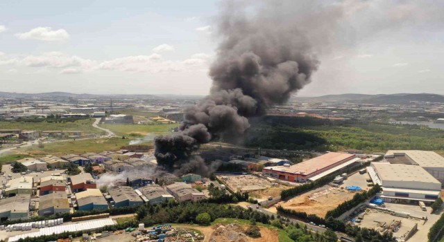 Tuzlada fabrikada şiddetli patlama: fabrika alevlere teslim oldu