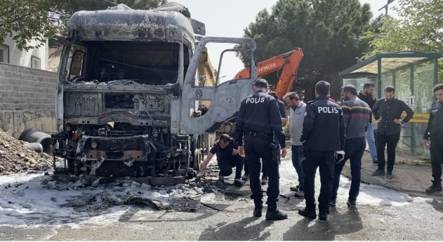 Tuzlada hafriyat kamyonu alev alev yandı