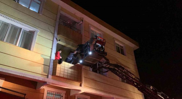 Tuzlada komşularının kabusu olan kişinin evinde yangın çıktı: Apartman sakinleri dumandan etkilendi