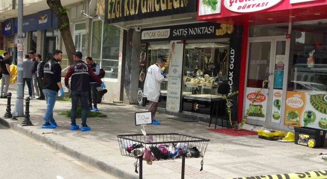 Tuzlada kuyumcuyu vuran soyguncuların altınlarla kaçış anı kamerada
