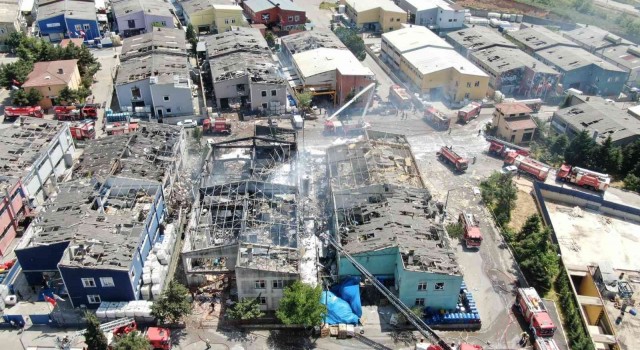 Tuzlada patlamanın ardından yanan fabrikada 7 kişi yaralandı, 3 kişiden haber alınamıyor