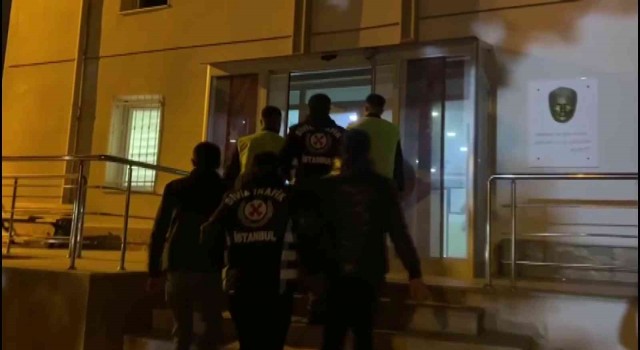 Tuzlada polis ekiplerinden otopark parası isteyen değnekçiye suçüstü