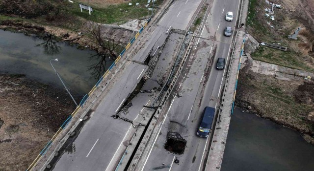 Ukraynada havaya uçurulan köprülerde sivillerin zorlu yolculuğu