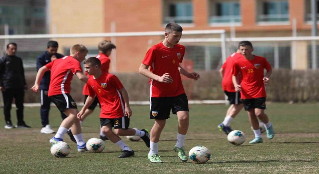 Ukraynadan gelen 12 altyapı futbolcusu Kayserispor tesislerinde antrenmana çıktı