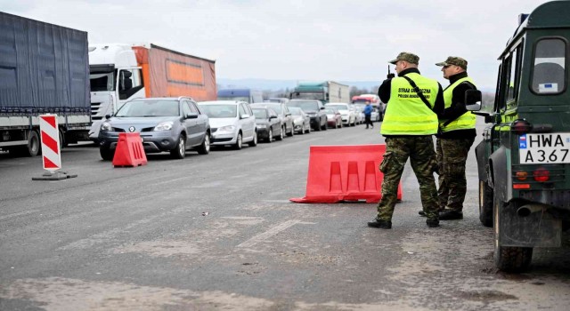 Ukraynayı son 24 saatte 45 binden fazla kişi terk etti
