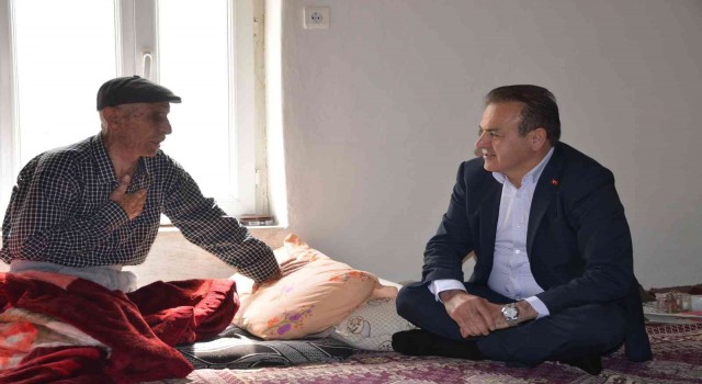 Uludere Belediye Başkanı Ürekten ihtiyaç sahiplerine yardım