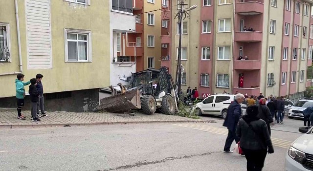 Ümraniyede iş makinesi yokuş aşağı kaydı, ortalık savaş alanına döndü