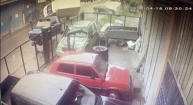 Ümraniyede otomobil ile kamyonet çarpıştı: 2 yaralı