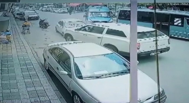 Ümraniyede sürücüsü rahatsızlanan otomobil minibüse ve cipe çarptı