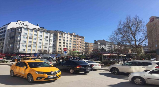 Üniversite Caddesinde sıkışan trafik araç sahiplerine zor anlar yaşattı