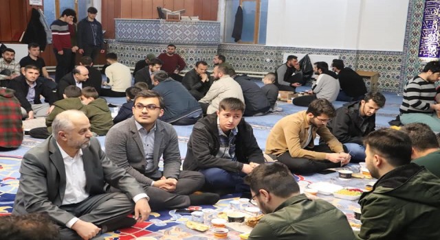Üniversite öğrencileri camide oruç açtı