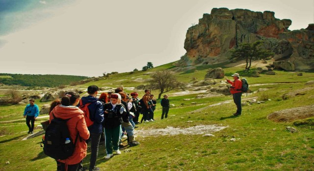 Üniversite öğrencilerinden Yazılıkayaya fotoğraf gezisi