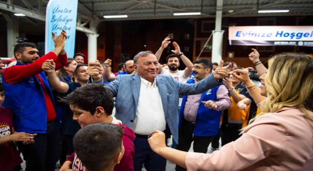 Üniversitelilerden Başkan Akaya doğum günü sürprizi