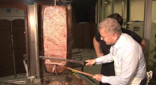 Üsküdar Belediyesinden ders çalışan öğrencilere iftarda döner ikramı