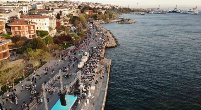 Üsküdarda 80 bin kişi 2 kilometrelik iftar sofrasında buluştu