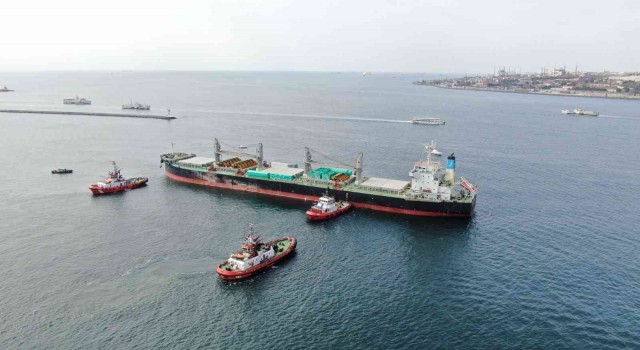 Üsküdarda Haydarpaşa Limanı açıklarında kuru yük gemisi karaya oturdu