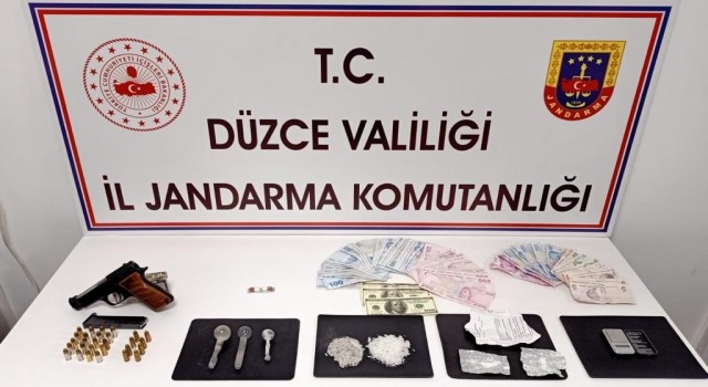 Uyuşturucu satıcısı sahte dolarla yakalandı